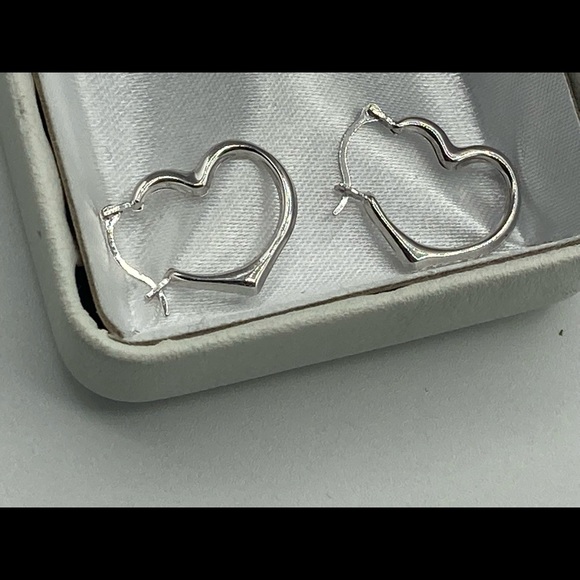 10k White Gold Heart Shaped Hoop Earrings - Picture 2 of 4